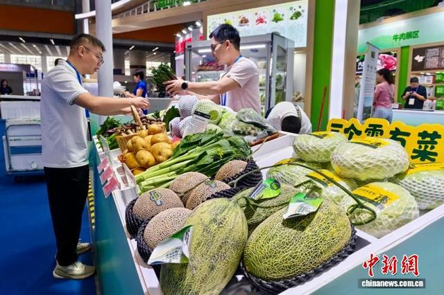 与会嘉宾参观了解固原农特产品。 戴沛康 摄