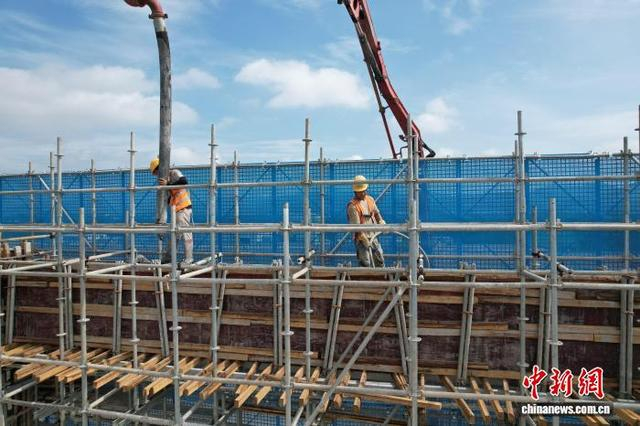 图为工人正在对柳梧铁路平南北站主体结构进行浇筑。中新网记者 蒋雪林 摄