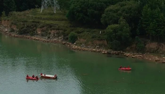 救援人员正驾驶皮划艇寻找失联人员。图片来源：新华社