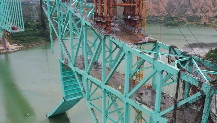 黄河特大桥现场坍塌情况。图片来源：新华社