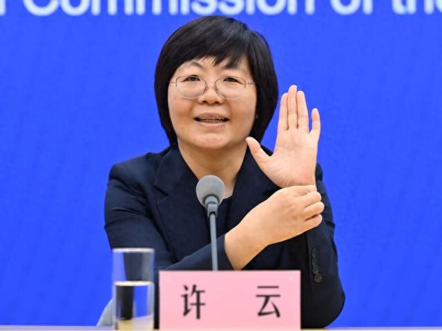 许云在发布会上揉按神门穴。国家卫生健康委供图
