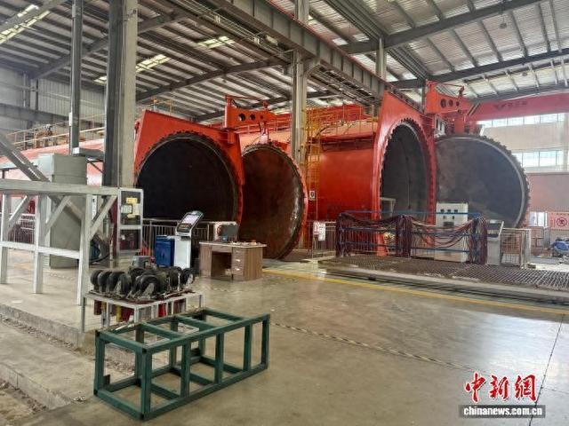 图为江西九由航空装备有限公司复合材料成型车间。 卢梦梦 摄