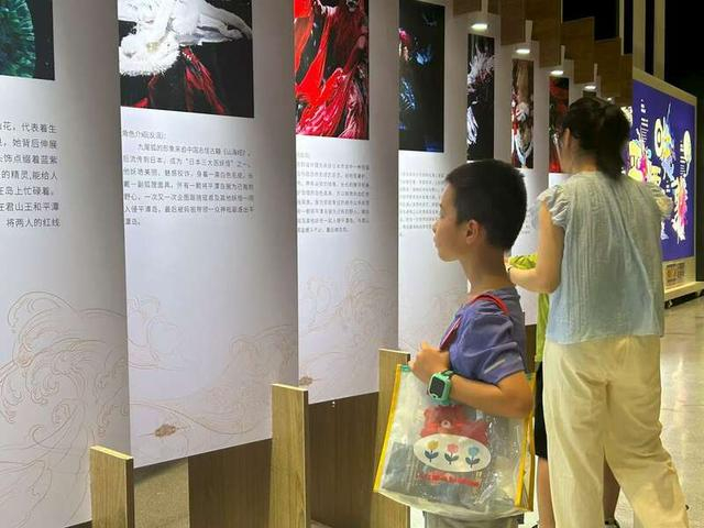 8月20日晚间，福建平潭，《平潭映象》演出结束后，观众通过展板了解剧目信息。中青报·中青网记者 贾骥业/摄