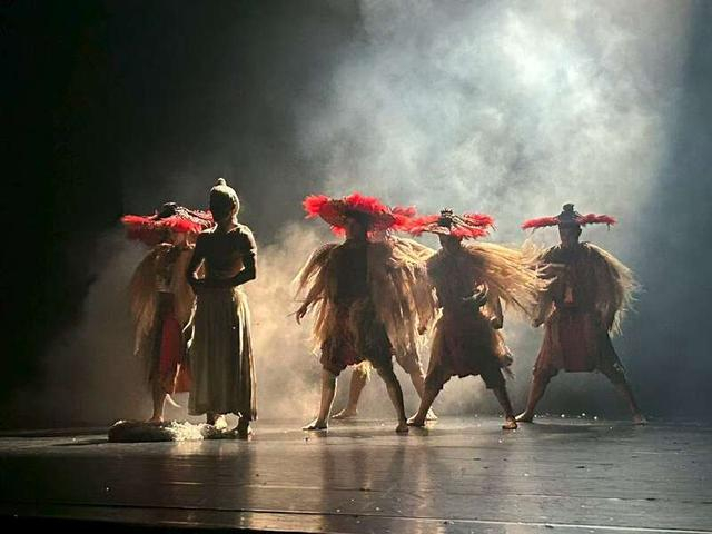 8月20日晚间，福建平潭，大型舞台剧《平潭映象》在平潭国际演艺中心上演。中青报·中青网记者 贾骥业/摄