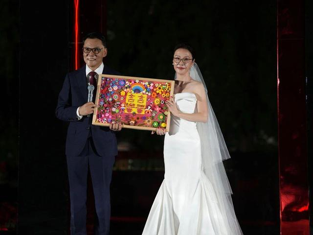 婚礼现场收到学生手工制作的礼物（图源：田字格公益）