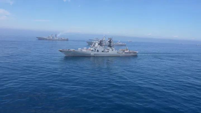 俄海军舰艇正在进行演练（俄罗斯国防部资料图片）