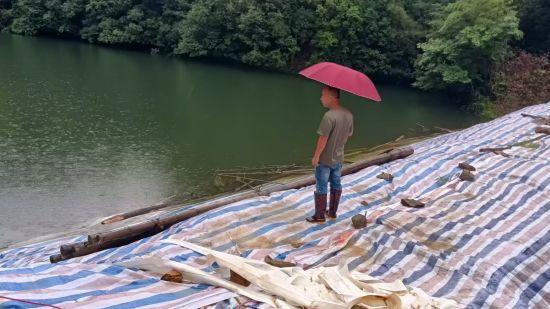 工作队员现场排查山塘水库隐患。魏旭华 摄