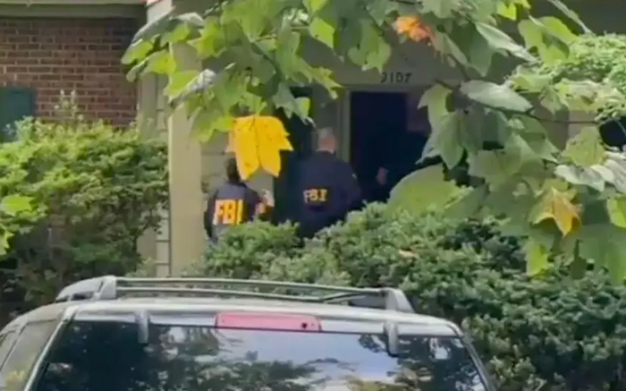 当地时间8月22日，FBI特工出现在博尔顿的住所外。图源：美媒