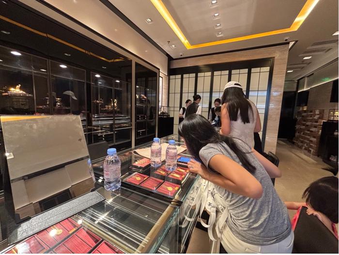 （店内开始陆续迎来一些新客/第一财经记者摄）