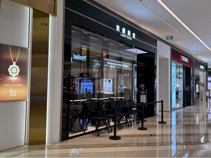 （8月22日上午10：10的老铺黄金深圳万象城店/第一财经记者摄）