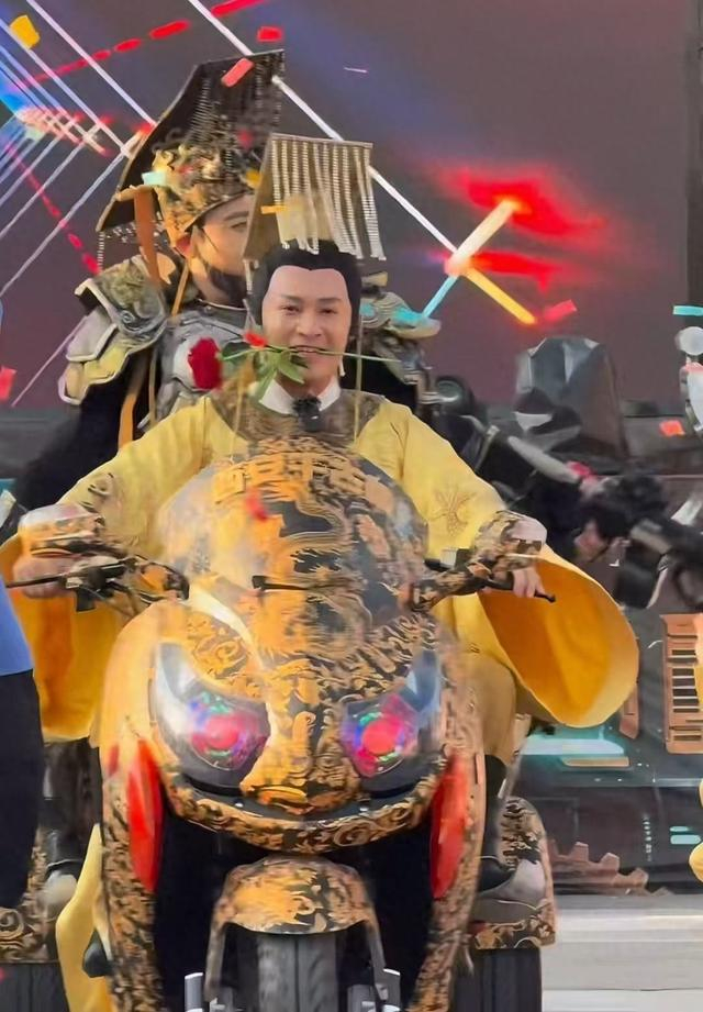 西安千古情景区，郑国霖扮演的“李世民”载着扮演“秦始皇”的演员。图源社交媒体