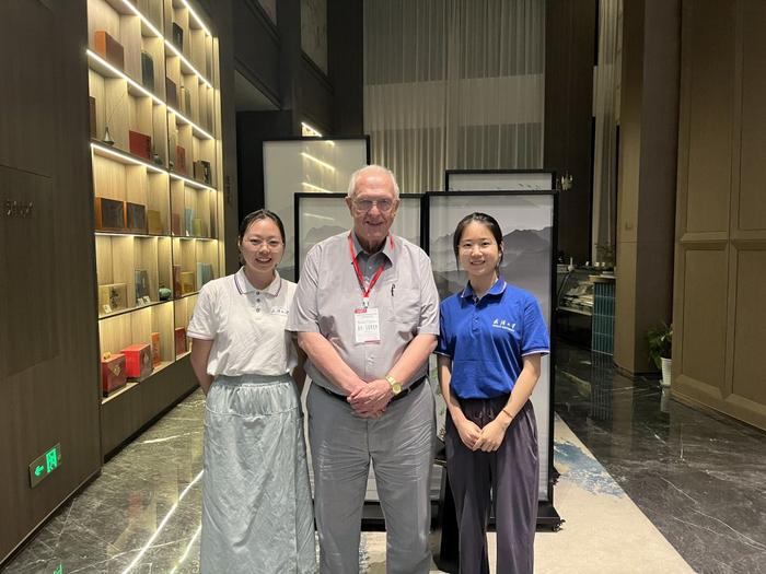 泰迪·乌尔德里克斯与两位采访者