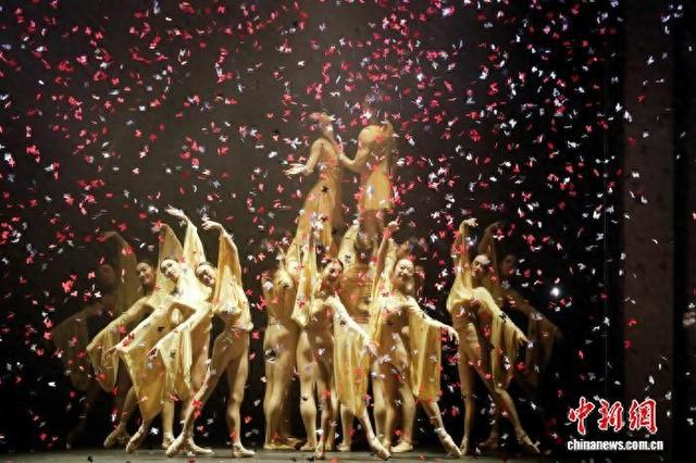 当地时间8月22日，香港芭蕾舞团芭蕾舞剧《梁山伯与祝英台》在纽约林肯中心大卫·寇克剧院上演。 中新社记者 廖攀 摄