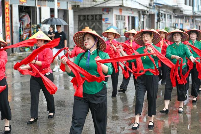 8月15日，巡游队伍来到广东省茂名市博贺渔港。新华社记者 肖恩楠 摄