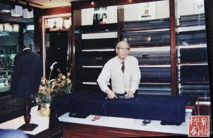 1995年，戴祖贻在日本“培罗蒙”西服店