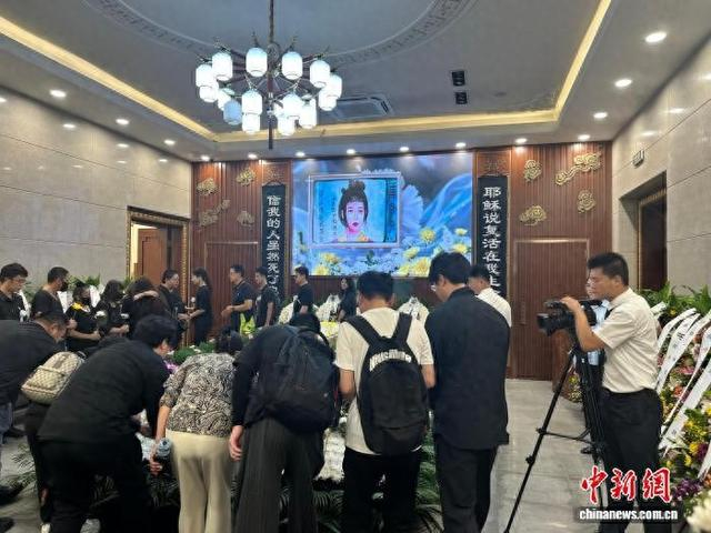 8月23日，台湾歌手千百惠送别仪式在北京东郊殡仪馆举行。李百加 摄