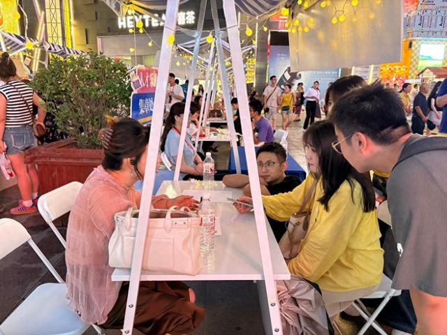 图为“黄河之夜 就享未来——甘肃省夏季人才交流节系列招聘活动”现场。新华社记者 刁慧琳 摄