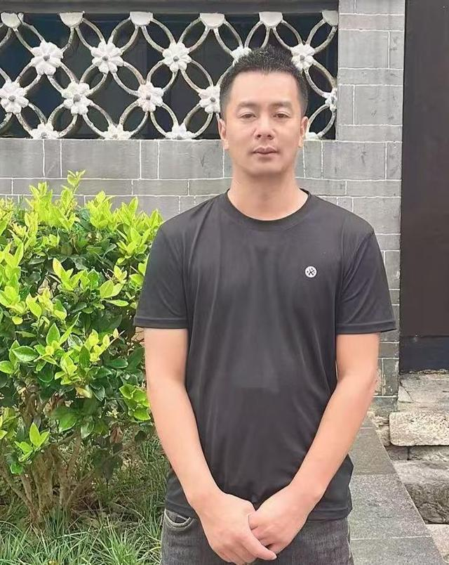 ▲周伟把误付的14万余元车费退还乘客 受访者供图