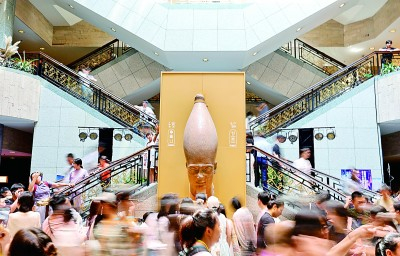 观众走在上海博物馆人民广场馆中央大厅内。新华社发