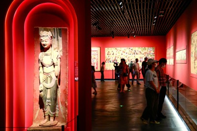 “大成敦煌——敦煌文化艺术大展”在广东深圳南山博物馆启幕。新华社发