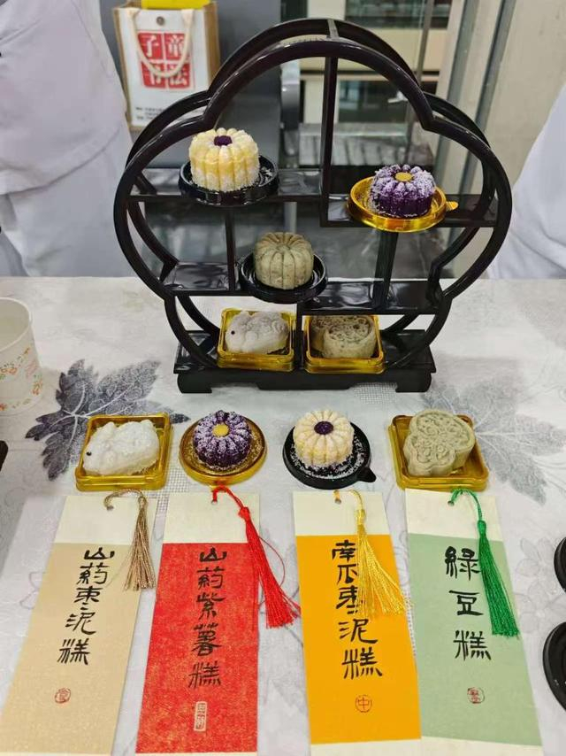 图为兰州市中医夜市上的手工茶点。新华社发