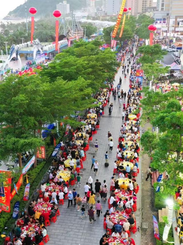 8月16日，上万名游客共享渔家盛宴。（梁文栋 摄）