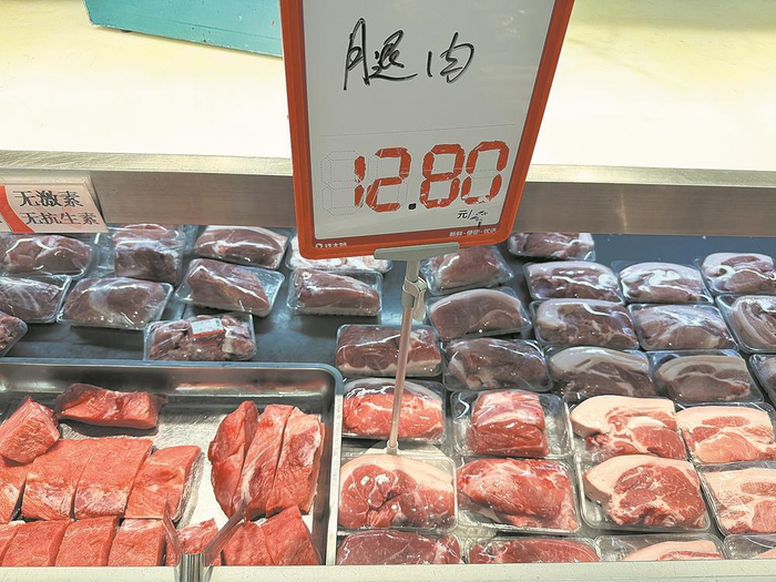     成都一家连锁零售店的猪肉摊位。