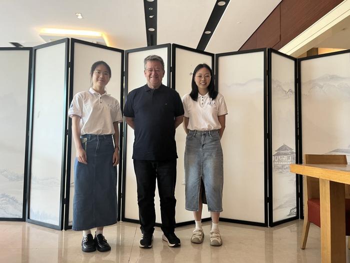弗朗西斯科·费雷斯与智敏(左)、袁琪(右)