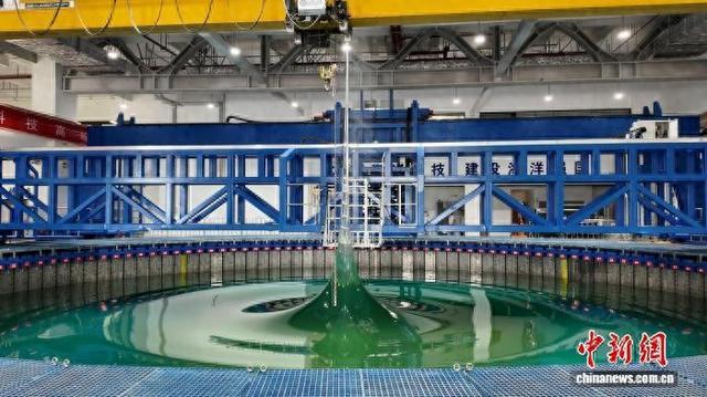 图为浙江大学海南研究院牵头建设的极端海况聚波水池造波场景。 粟棱 摄