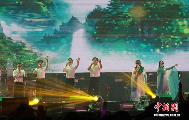 8月23日晚，浙江温州，6位残障歌手作为嘉宾亮相演唱会。 张啸龙 摄