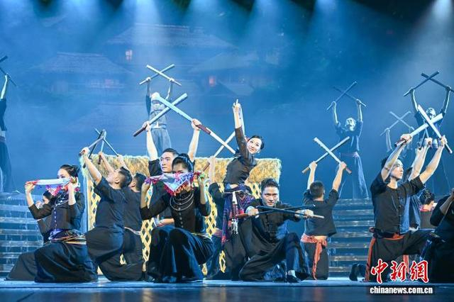 图为演员演绎《景颇刀舞》。中新社记者 李嘉娴 摄 