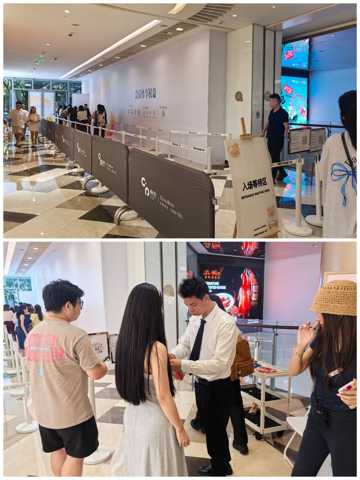 8月22日下午，上海静安CP商场内的TWOI入店等候区，工作人员正在逐一核验预约信息。新京报贝壳财经记者俞金旻 摄
