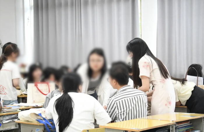 教师围绕跨学段教学进行讨论。网络截图
