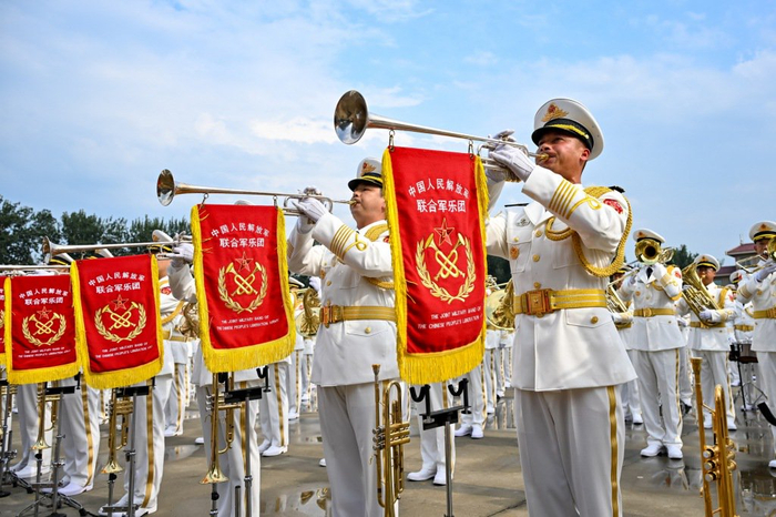中国人民解放军联合军乐团在进行训练（8月12日摄）。新华社记者 张铖 摄