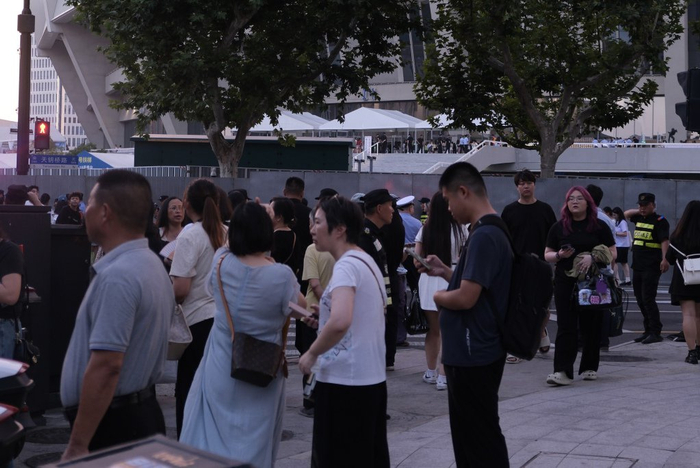 送孩子进入演唱会后，短暂在外逗留的家长们。澎湃新闻记者 蒋乐来 图