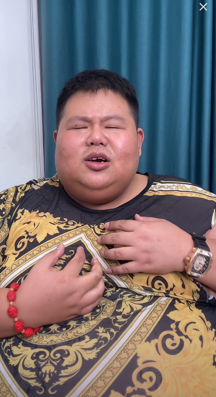 8月8日，良子在某平台直播给网友唱歌，决定减肥后，他吃播的内容减少，聊天和唱歌的时长增加。良子直播间视频截图