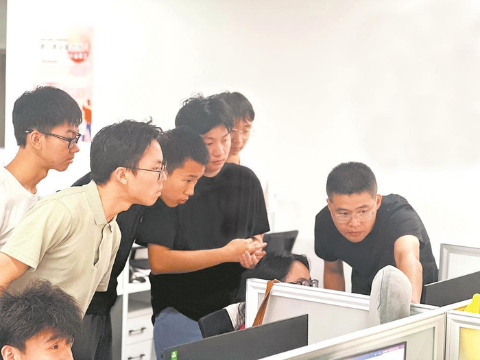     北大学生来到公司一线实习。
