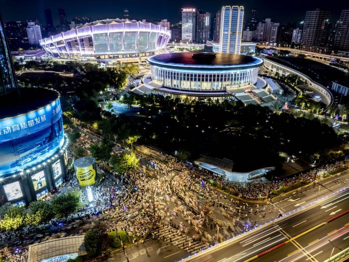 8月23日，上海体育场外，时代少年团演唱会正在进行。徐家汇体育公园 图