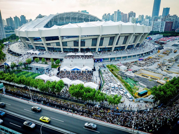 8月23日，上海体育场，时代少年团演唱会，观众排队入场。徐家汇体育公园 图