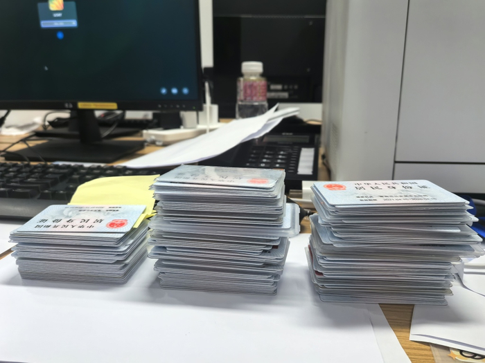 上海体育场内遗失的身份证被送到衡复治安派出所。受访者供图
