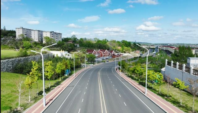 鹤岗北山公园附近的“东方小瑞士”网红公路。 鹤岗市委宣传部 供图