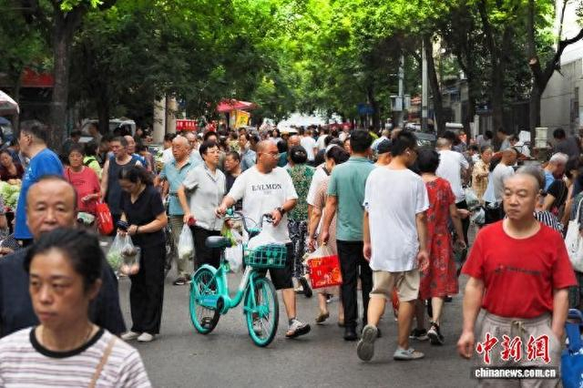 图为早市上人头攒动。刘盼利 摄