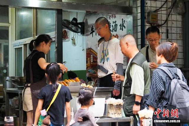 图为早市一角。刘盼利 摄