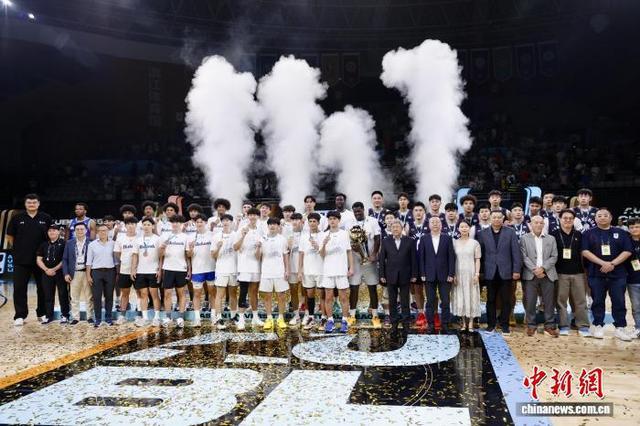 图为赛后冠亚季军集体合影。中新社记者 肖健 摄