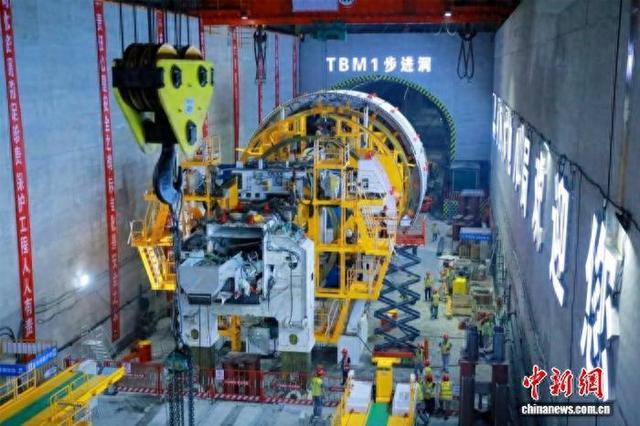 8月25日，“江汉领航号”在引江补汉工程土建1标施工现场始发掘进。朱玲 摄