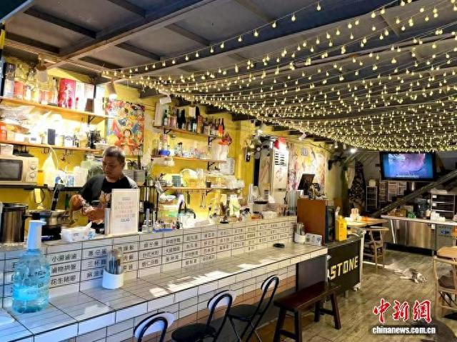 8月21日，黄晾炜在餐吧内备餐。 中新社记者 马芙蓉 摄