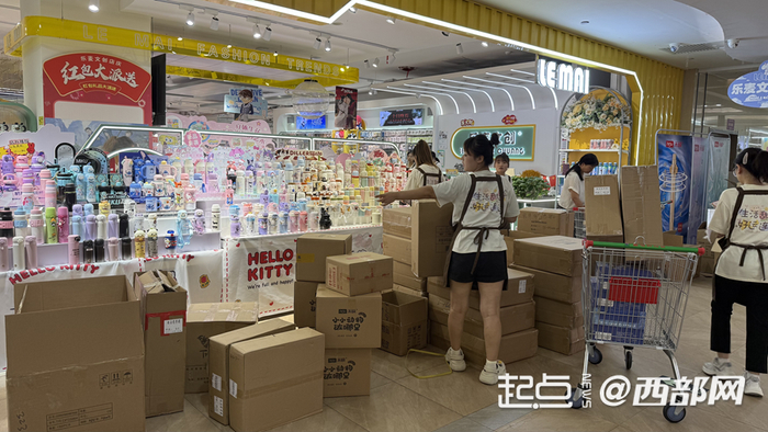 店员正在备货