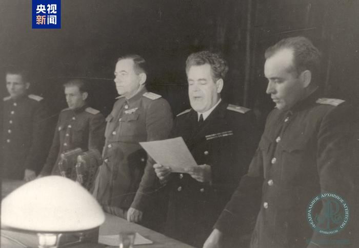 △1949年12月,苏联军事法庭庭长、司法少将切尔特科夫宣读判决书。