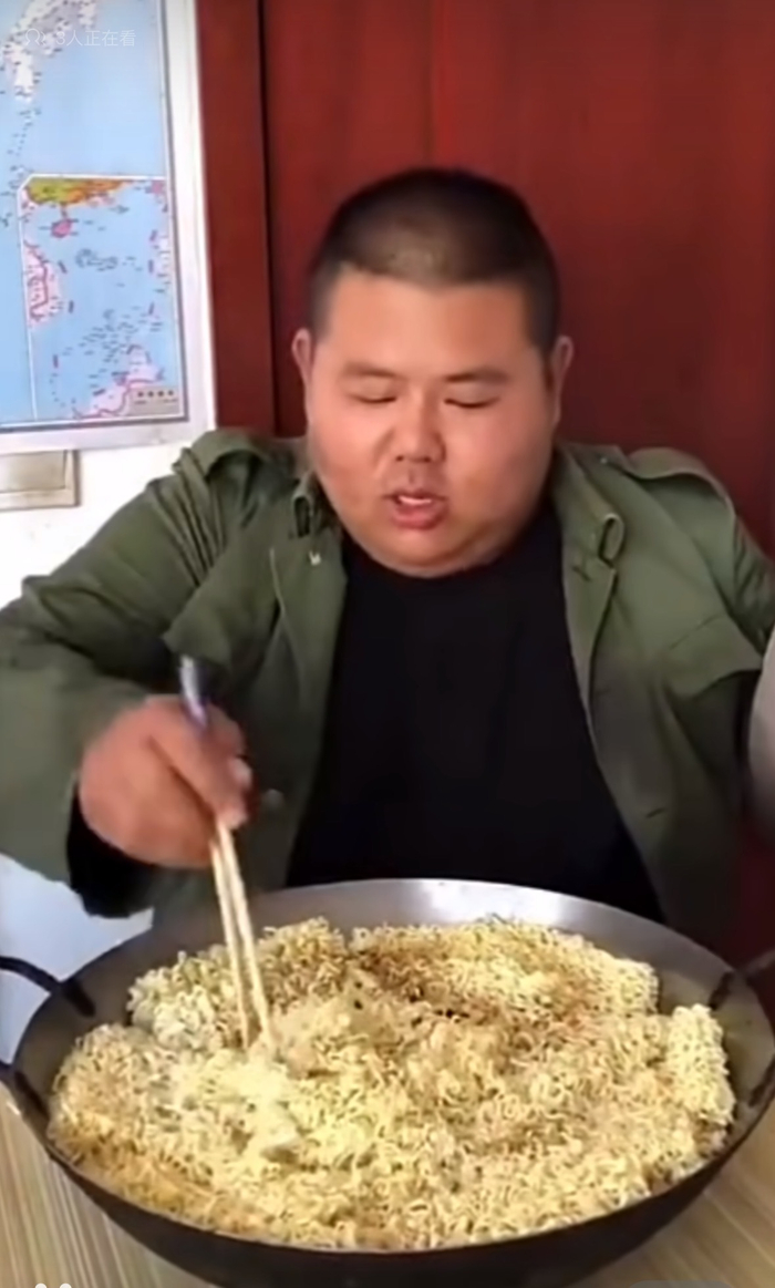 良子曾一顿吃下16袋泡面，面条几乎把整口锅都填满了。他以惊人的食量走红网络。良子直播间视频截图