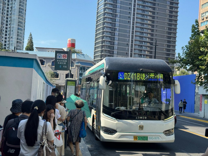2025年8月25日，上海黄浦首条金融定制公交DZ418开通首日，现场乘客在排队候车。 本文图片均为澎湃新闻记者 李菁 摄